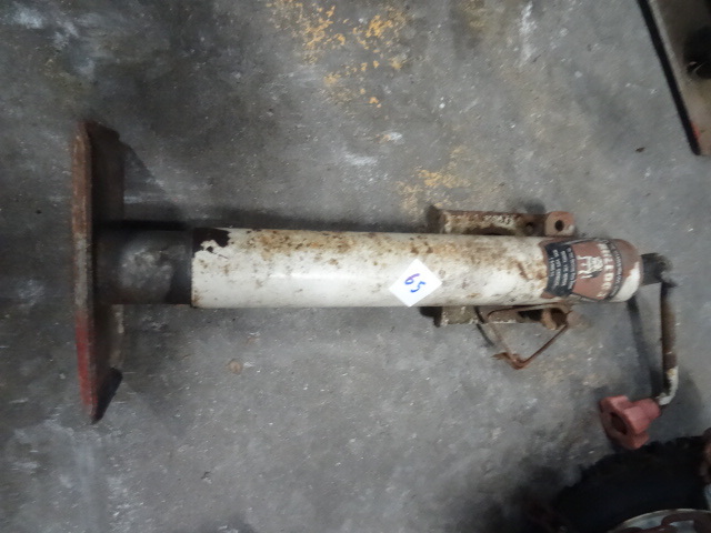 lot 65 image: Bull Dog Trailer Jack