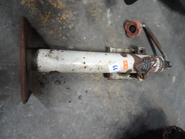 lot 66 image: Bull Dog Trailer Jack