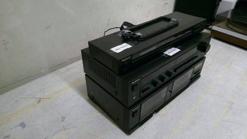 lot 19 image: Technics SUV75 Stereo System