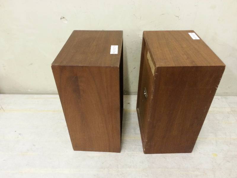 lot 35 image: Realistic MC-1000 Speakers
