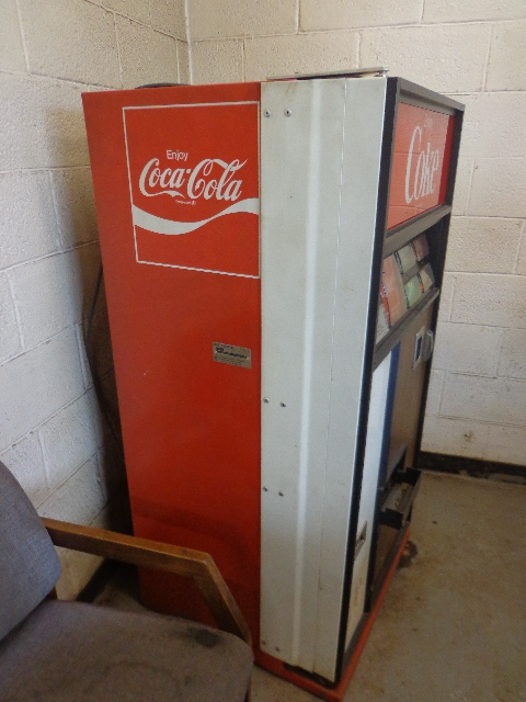 lot 40 image: Older Coke Machine