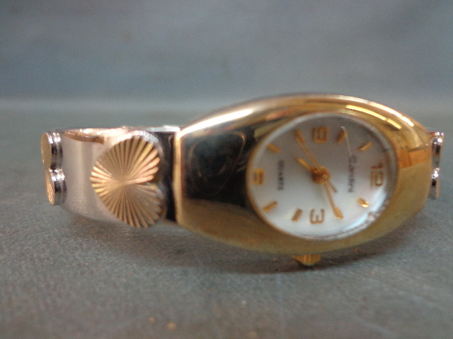 lot 22 image: Womens Gold Band Watch