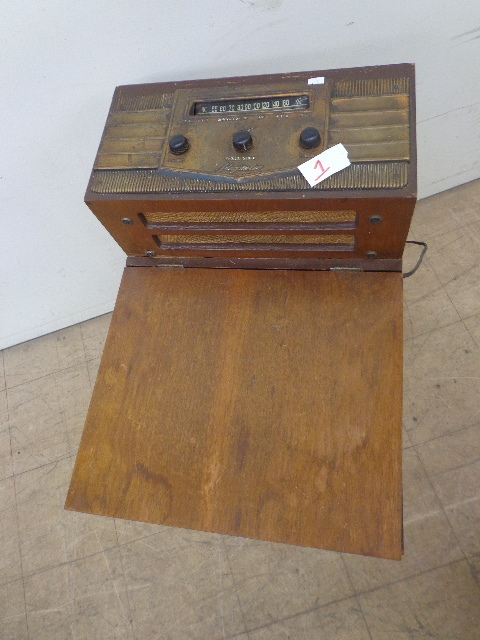 lot 1 image: Majestic Phono Wooden Radio
