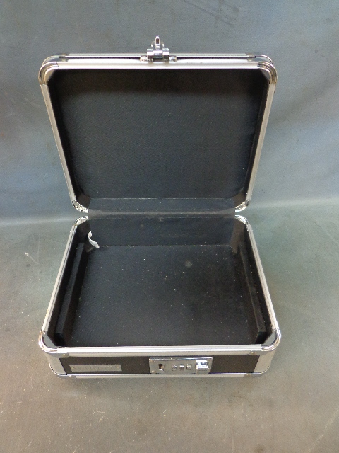 lot 5 image: Vaultz Cash Box