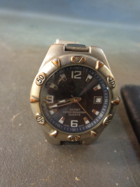 lot 9 image: Mens Quartz Watch