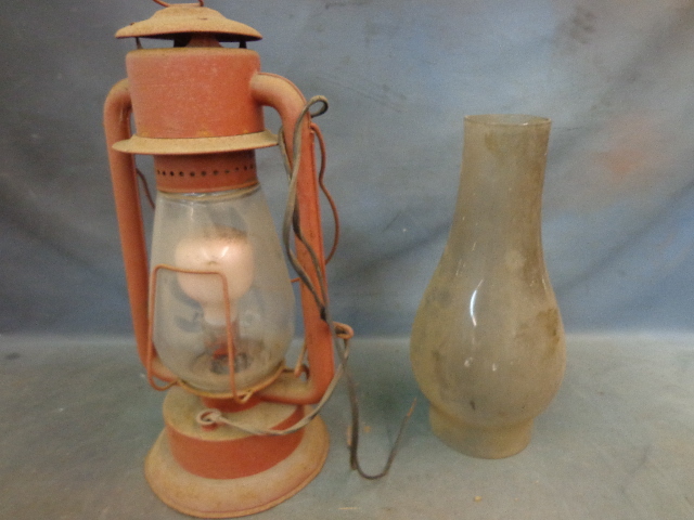 lot 119 image: Electrical Lantern & Glass Chimney