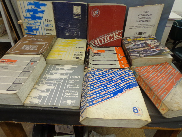 lot 121 image: 11 Service Manuals & Repair Manuals