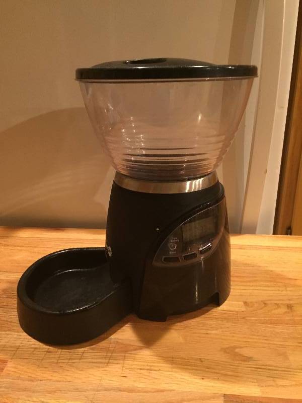 lot 28 image: Aspen Pet Automatic Pet Food Dispenser