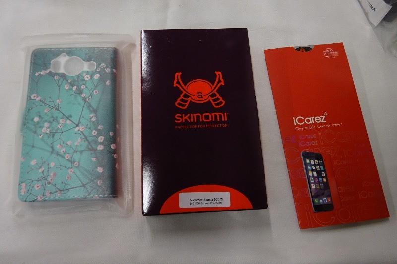 1 Phone case and 2 screen protectors Lumina 950