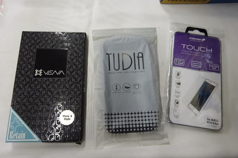 2 Phone cases and 1 screen protector Moto X Style
