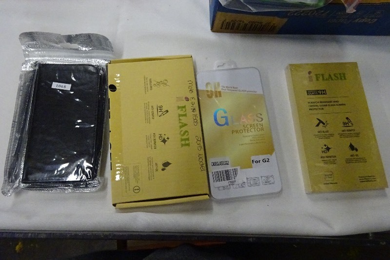 1 Phone case and 3 screen protectors Moto G2
