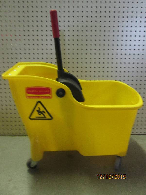 lot 17 image: Rubbermaid tandem mop bucket, squee...