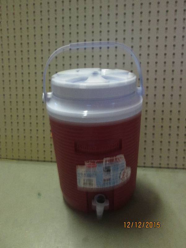 lot 26 image: Rubbermaid Model # FG153004MODRD  Victory 2 Gal. Red Cooler