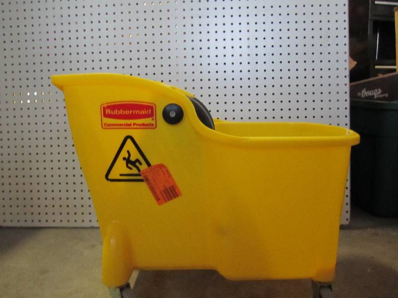 lot 71 image: Rubbermaid Commercial Products Mode...