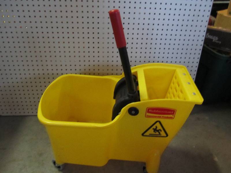 lot 73 image: Rubbermaid Commercial Products Mode...