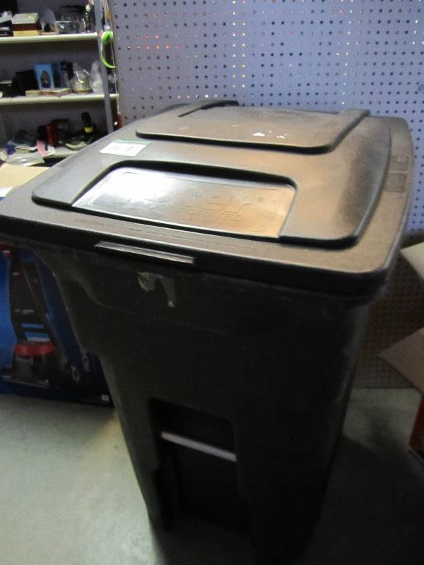 lot 81 image: Toter Model # 025564-01GRS 64 Gal. ...