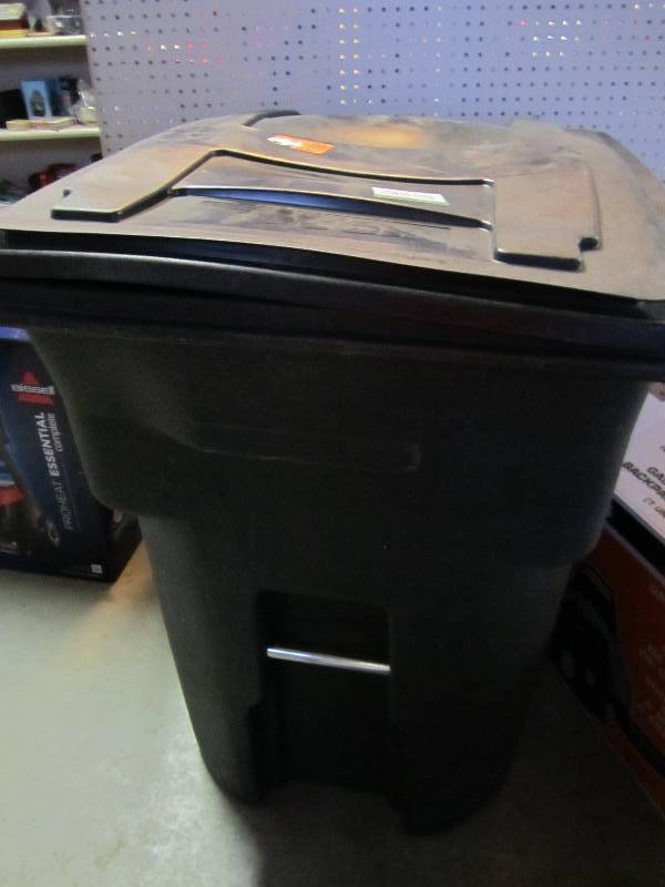 lot 82 image: Toter Model # 025596-01GRS  96 Gal....