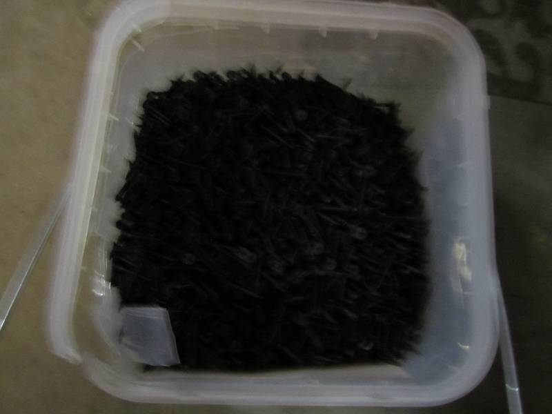 lot 86 image: Bucket of 1 14 fine drywall screw...