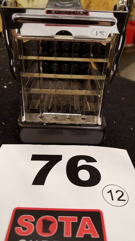lot 76 image: 3 Kitchen Items