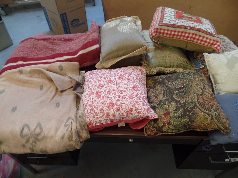 Decorator Pillows, Blankets and Rugs