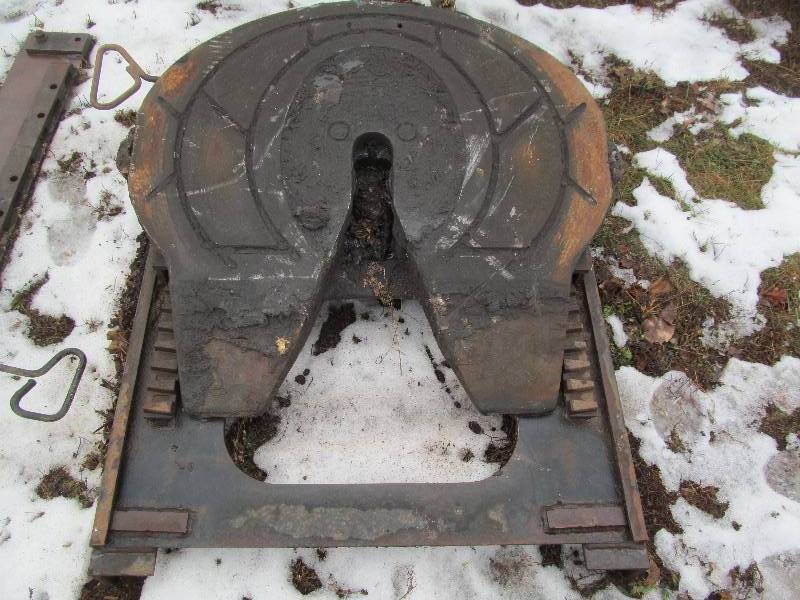 lot 9 image: 5 th wheel plate
