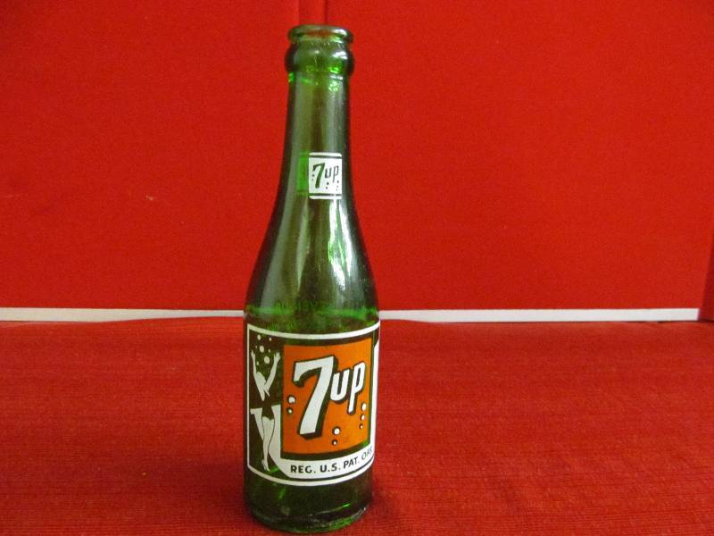 lot 40 image: 7 up bottle