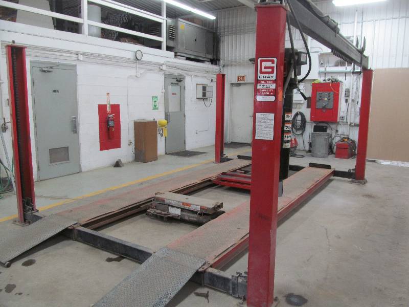 lot 1 image: 4 Post lift
