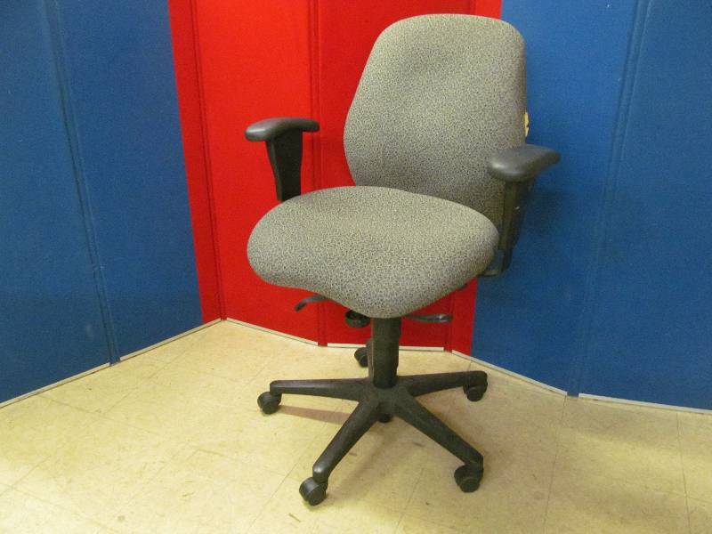lot 79 image: office chair