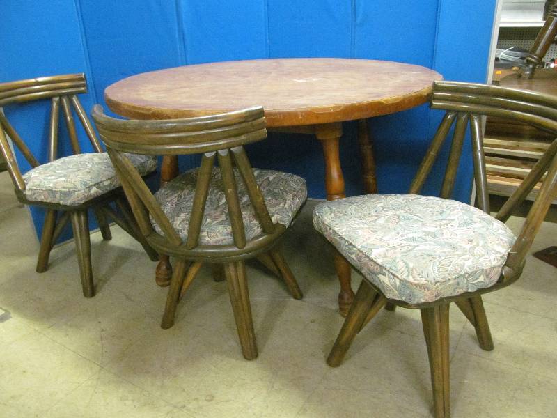 lot 82 image: table