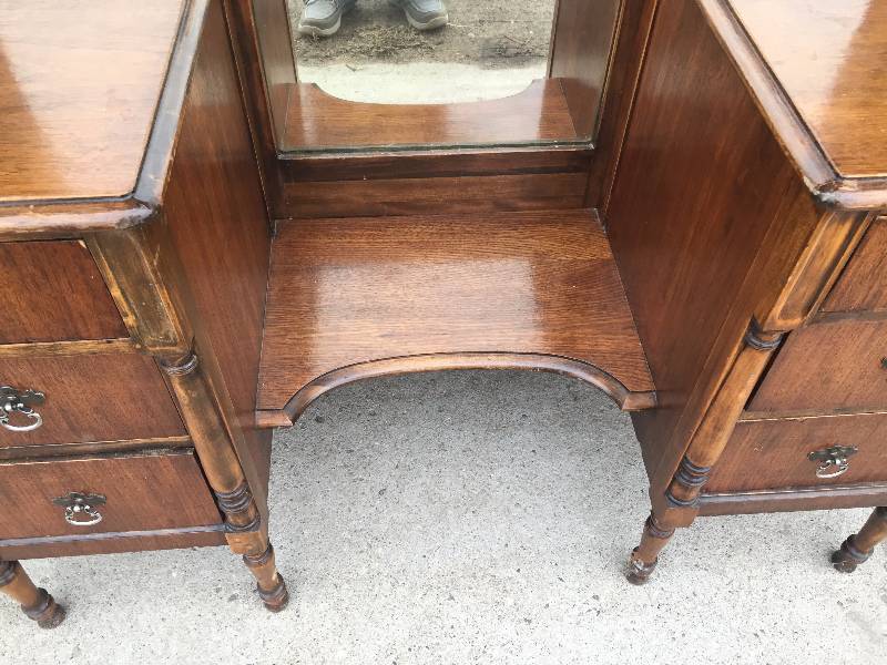 VINTAGE VANITY WITH MIRROR