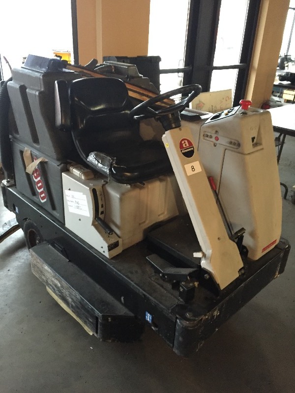 Advance floor scrubber
