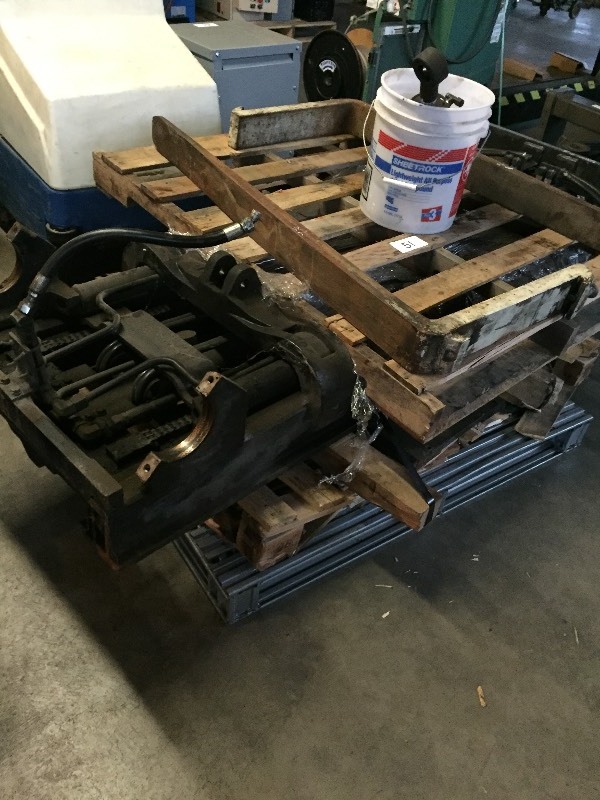 Cat forklift mast