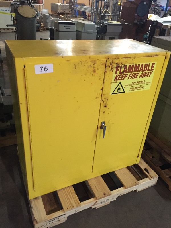 Flammable safety cabinet