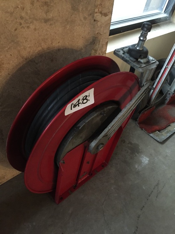 Retractable hydraulic hose reel