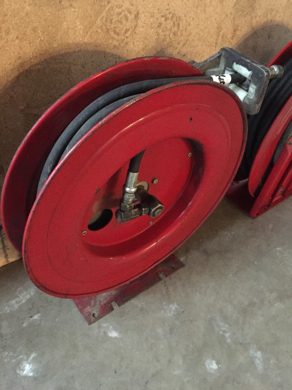 Retractable hydraulic hose reel