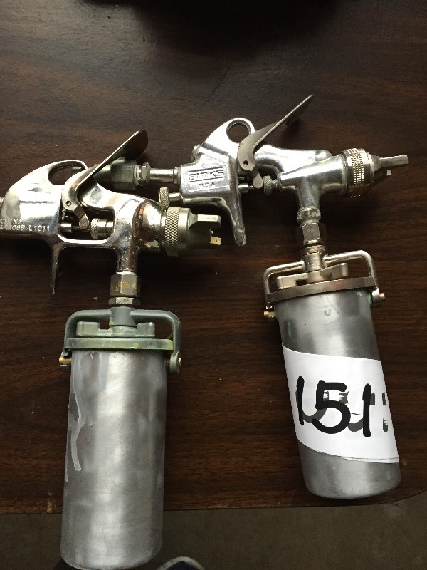 2 small pneumatic spray guns