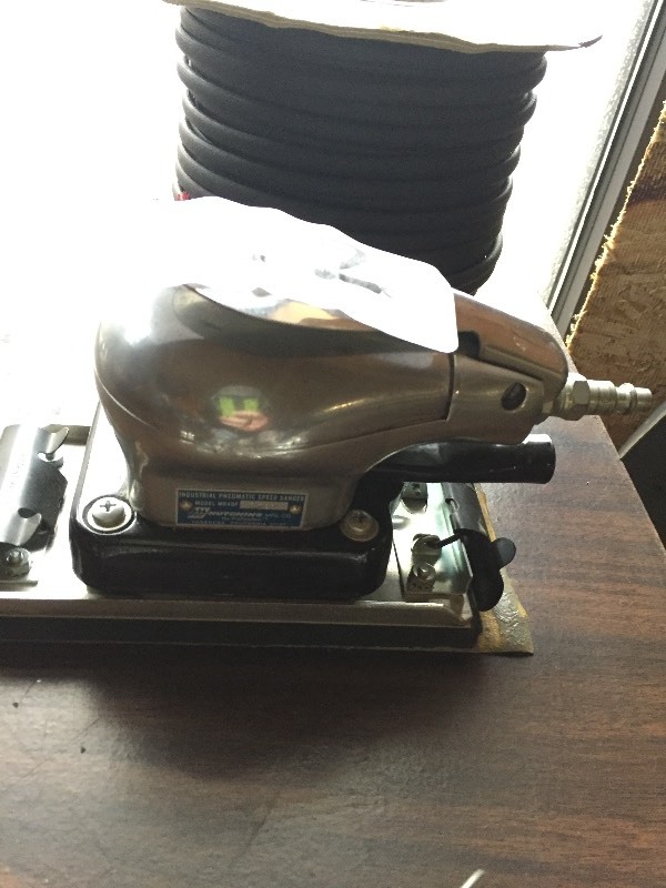 Pneumatic palm sander