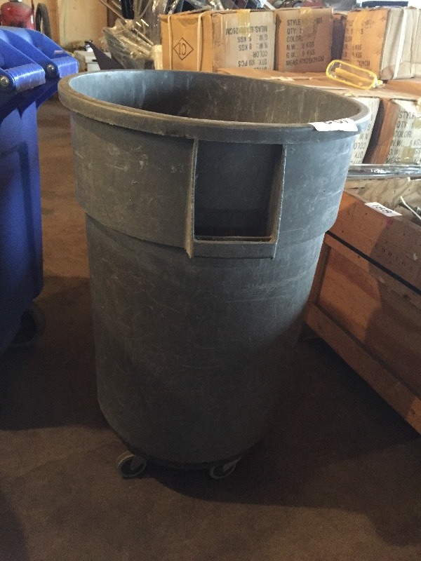 Rubbermaid garbage can