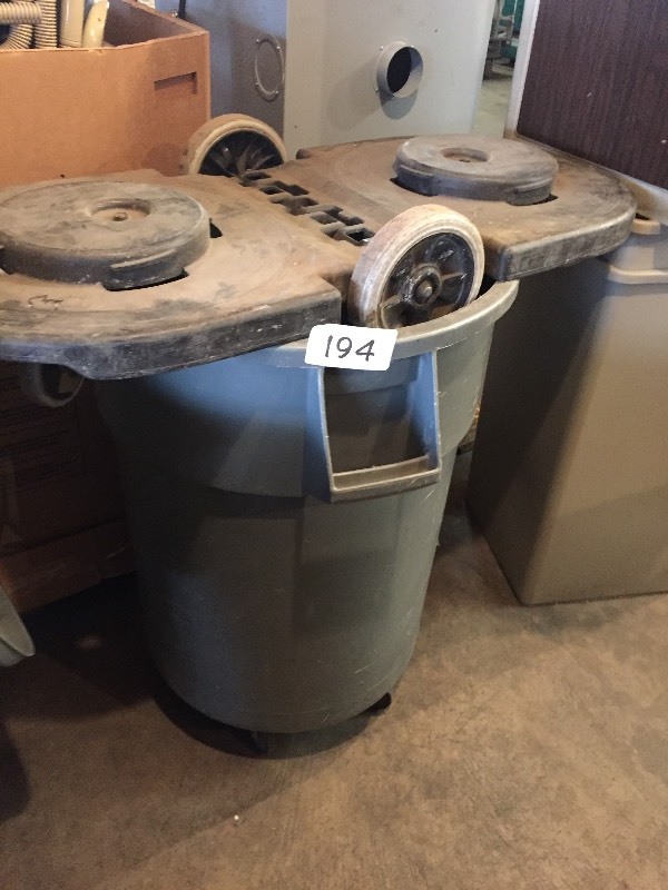 Rubbermaid garbage can