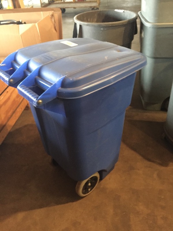Rubbermaid garbage can