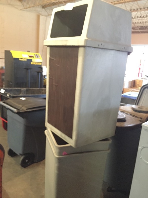 Lot of 3 garbage cans