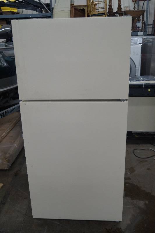 lot 17 image: RCA Fridge