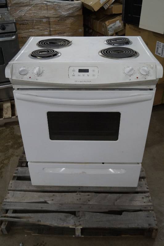 lot 21 image: Fridgidaire Stove