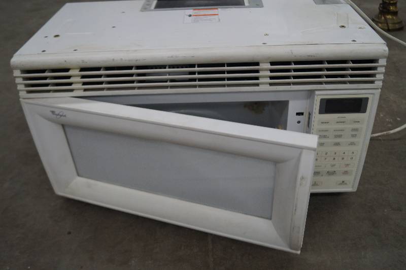 lot 29 image: Whirlpool MIcrowave