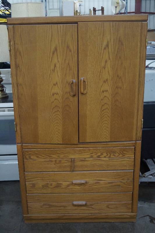 lot 38 image: Oak TV Cabinet