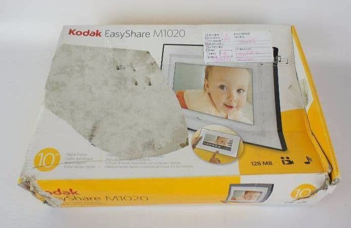 lot 8 image: Kodak Easyshare M1020 10-Inch Digital Frame