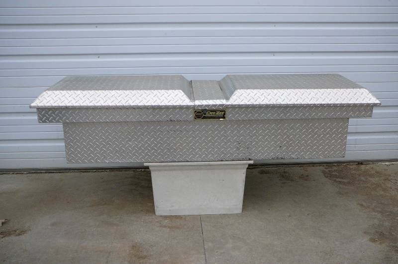 lot 4 image: Alum Single Lid Crossover tool Box Deezee
