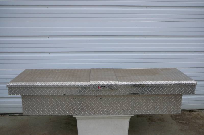 lot 5 image: Alum Single Lid Crossover tool Box Deezee