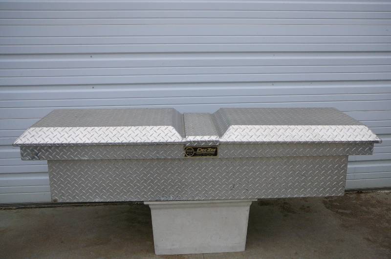 lot 6 image: Alum Single Lid Crossover tool Box Challenger