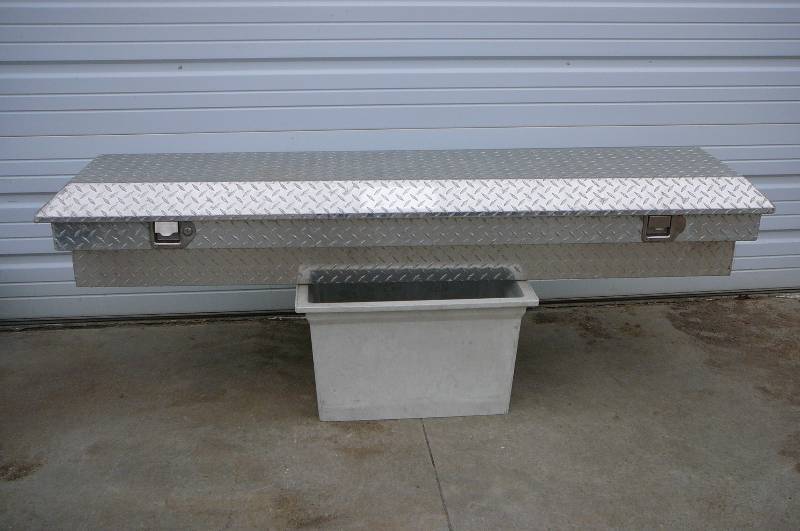 lot 7 image: Alum Side Mount Tool Box - Deezee